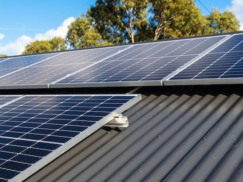 
     Como a energia solar é instalada em telhados metálicos?
    